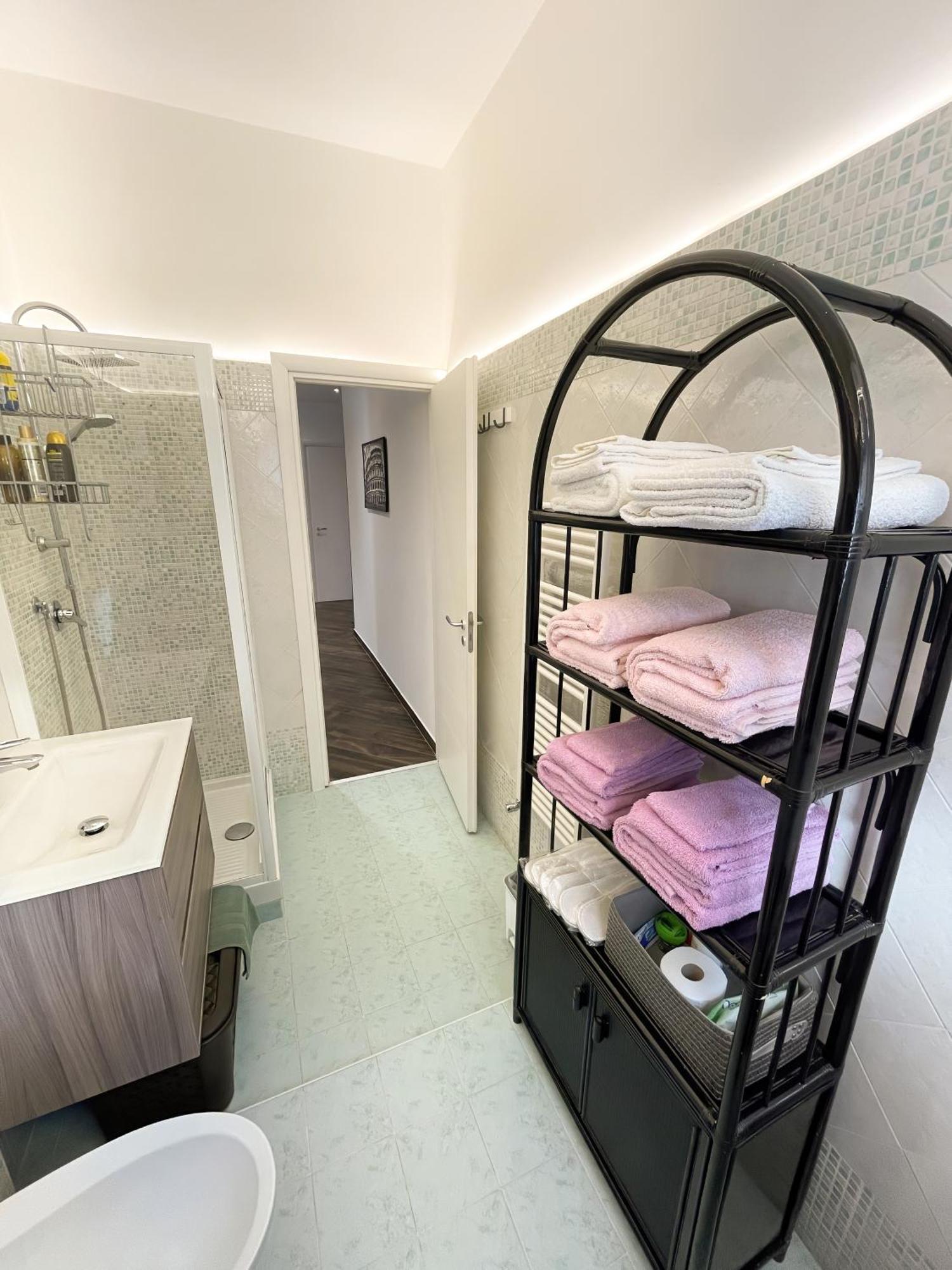 Roominrome Alexander